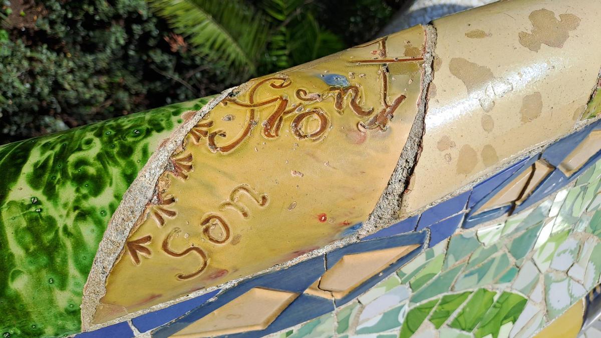 Inscripción de Jujol en la balconada panorámica del Park Güell