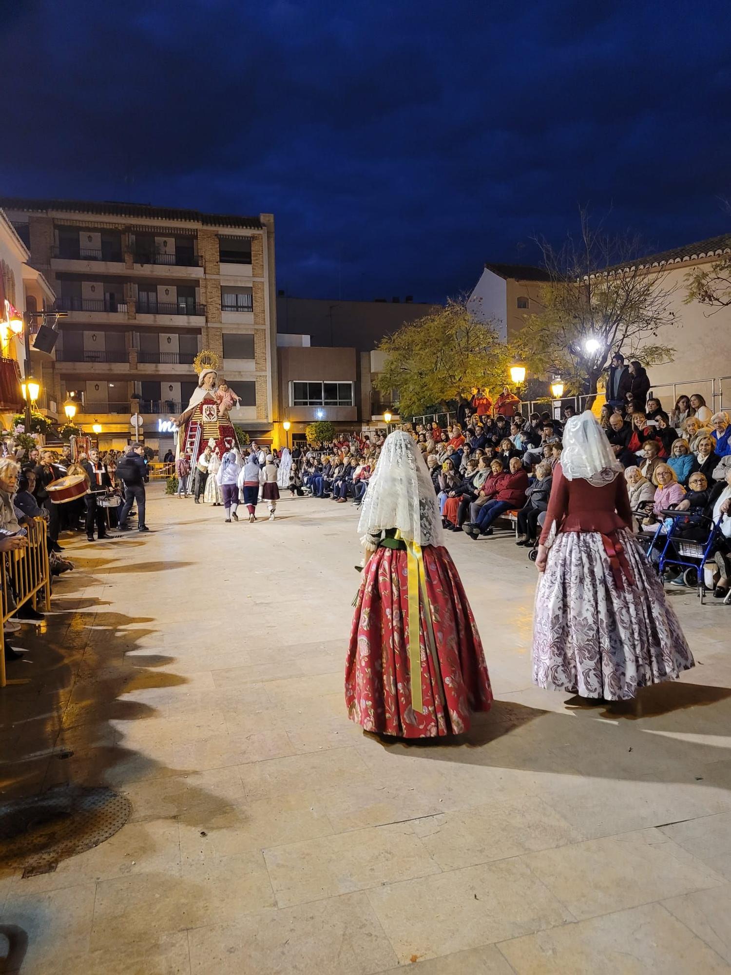 Las cuatro comisiones de l'Eliana ofrecen sus flores a la Virgen del Carmen