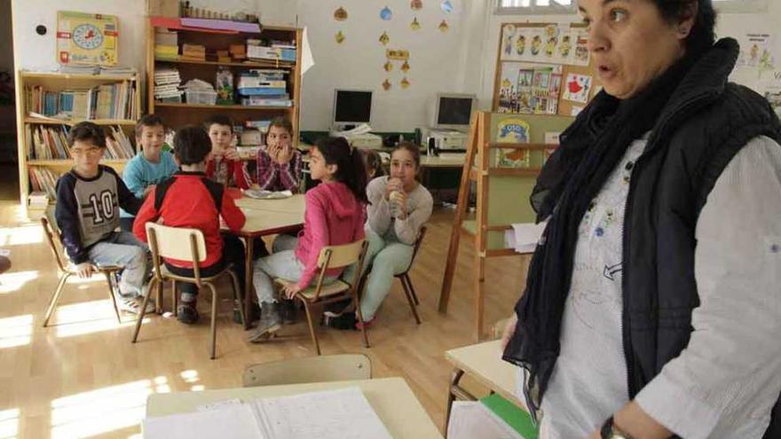 La profesora María José Marcos explica el proyecto que realizan los escolares de El Maderal.