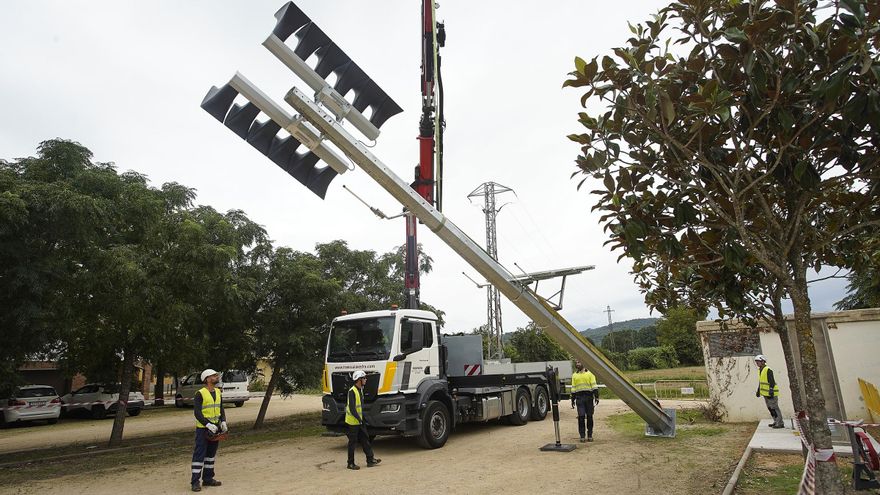 Les imatges dels tècnics d&#039;Endesa col·locant la sirena a Bescanó
