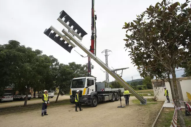 Les imatges dels tècnics d'Endesa col·locant la sirena a Bescanó