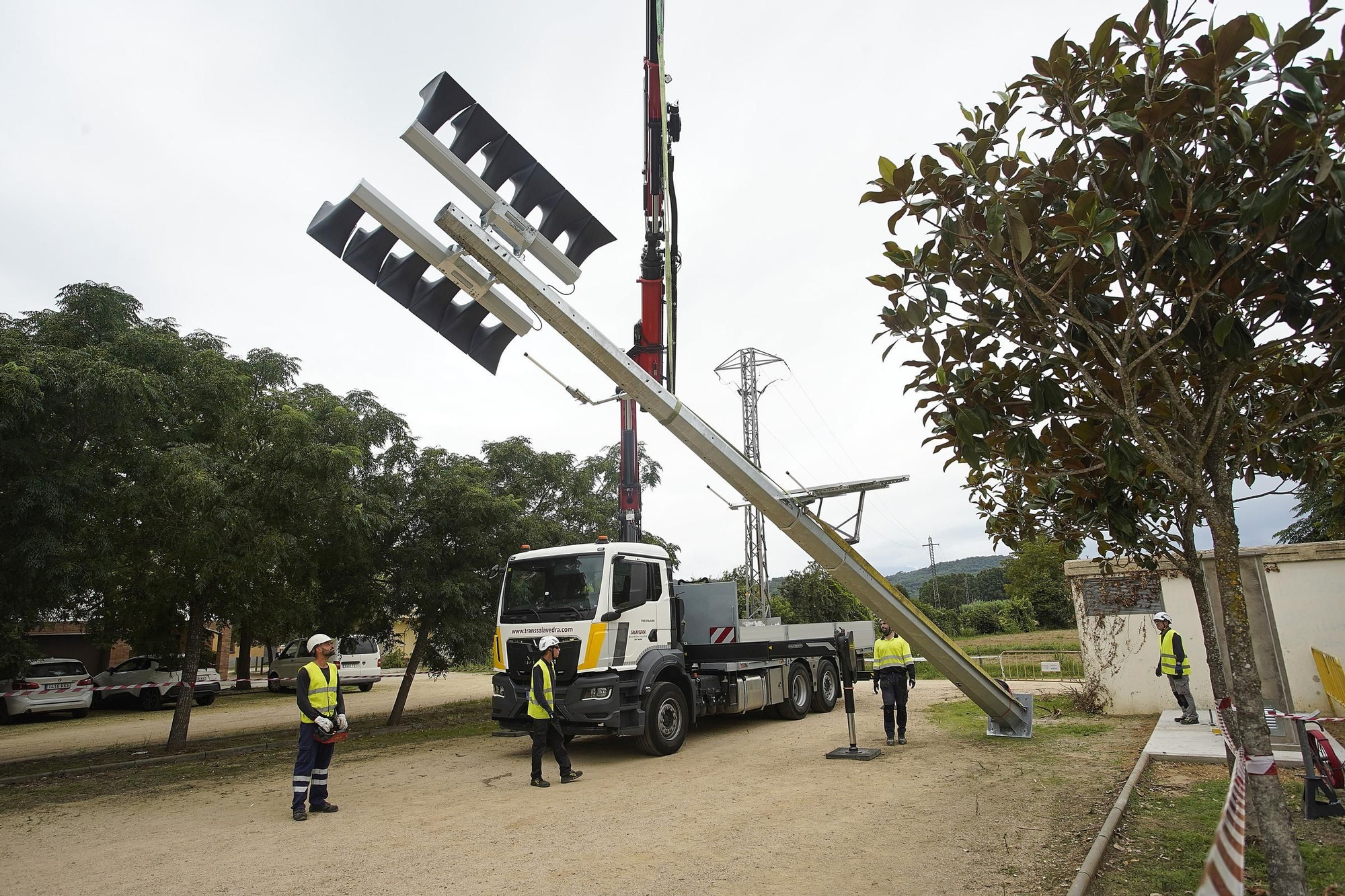 Les imatges dels tècnics d&#039;Endesa col·locant la sirena a Bescanó