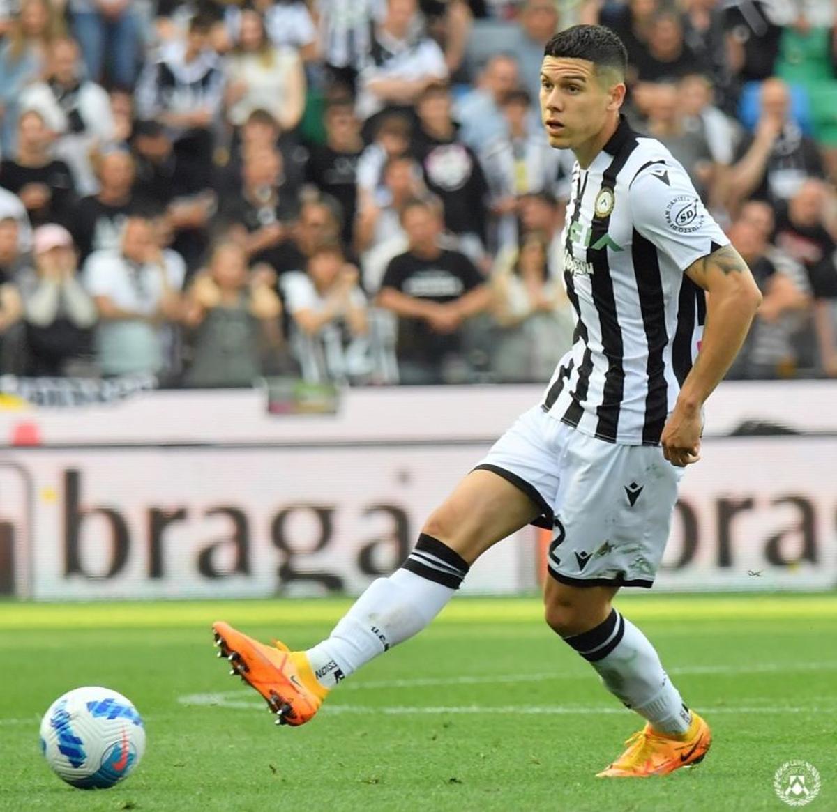 Nehuén Pérez jugando un partido con el Udinese Calcio