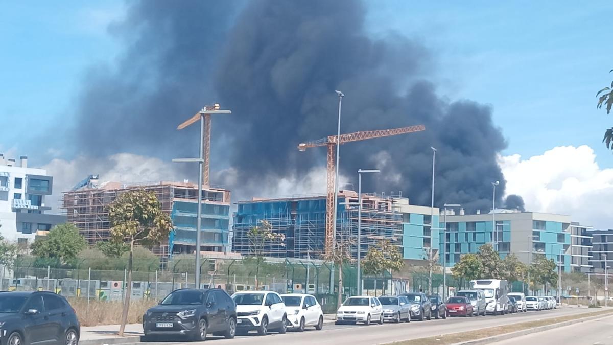 FOTOS | Incendio en el almacén de Cervezas Damm en Palma