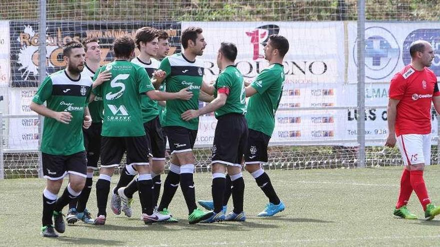 Los jugadores del A Valenzá celebran uno de los goles. // I.Osorio