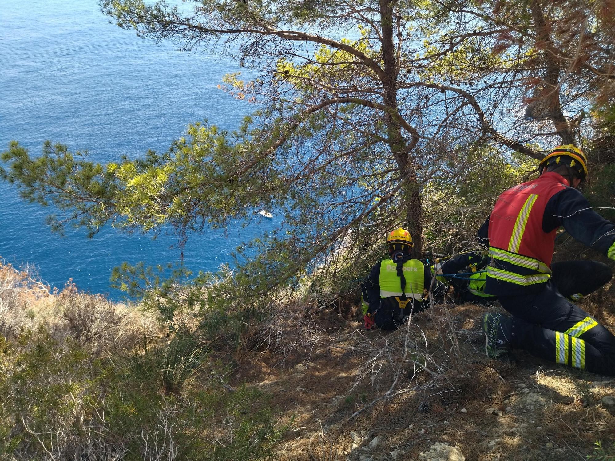 Las imágenes del rescate del perro que ha caído de 30 metros en el acantilado de Xàbia