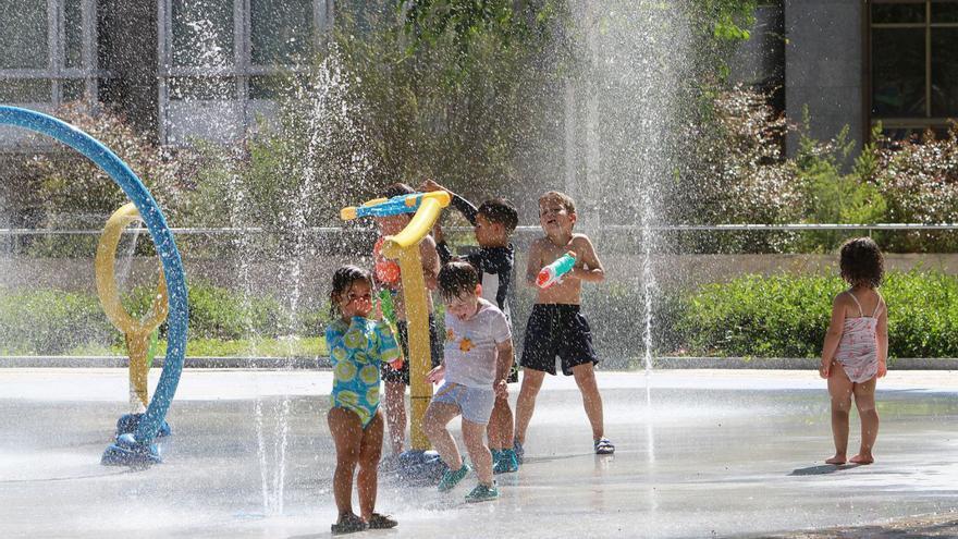 Abren los juegos de agua del parque de la Alameda do Cruceiro situado en la calle Concejo. |   // IÑAKI. OSORIO