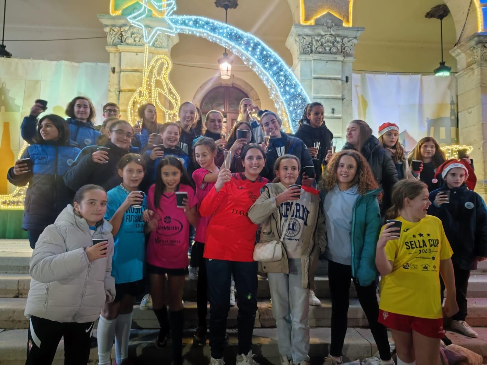 Villaviciosa 'descorcha' la Navidad con un brindis multitudinario