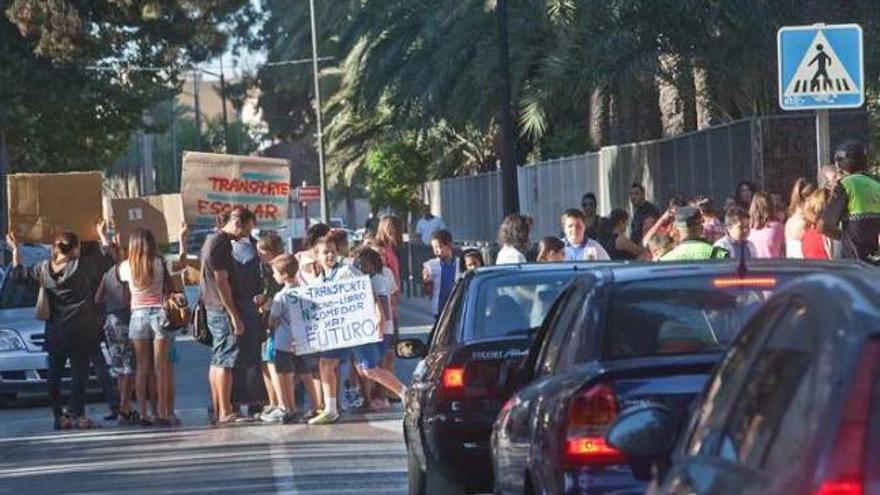 El Villar Palasí y el Fernando de Loaces han perdido los tres autobuses que tenían el curso pasado y ayer se sumaron a la huelga iniciada por las familias de La Aparecida.