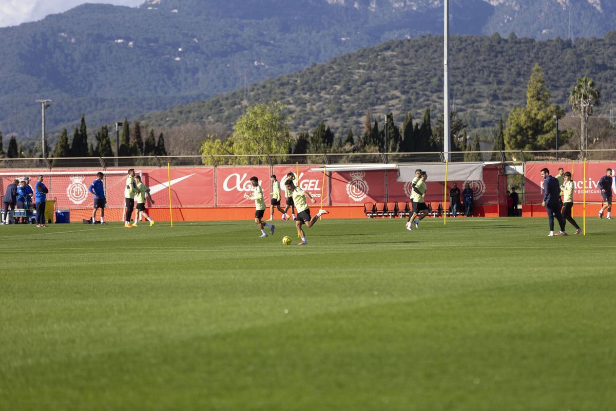El Mallorca ha regresado este lunes a los entrenamientos tras las vacaciones de Navidad, sesión que se ha realizado en Son Bibiloni