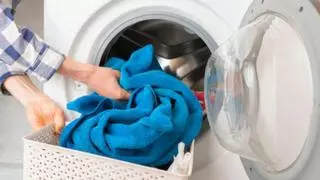 El sorprendente truco de la toalla con el que conseguirás que la ropa salga seca de la lavadora