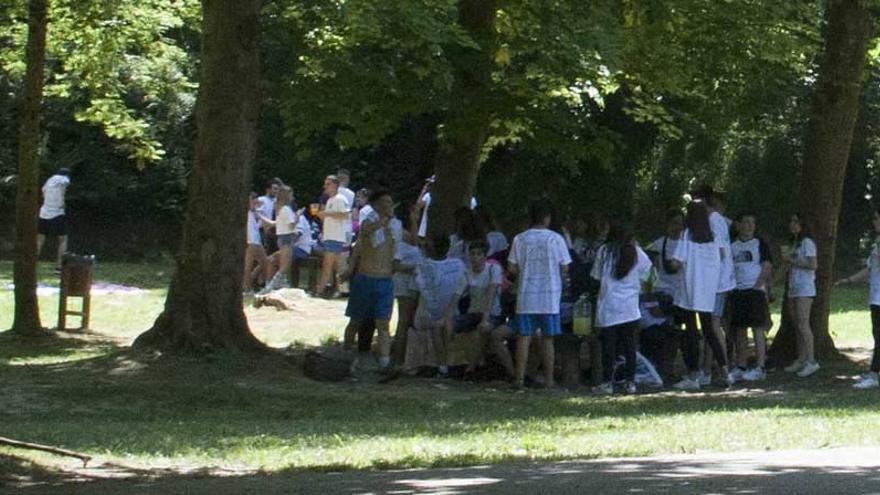 Jóvenes disfrutan de la comida campestre en La Cebera.