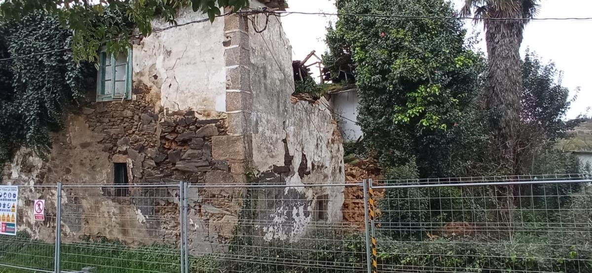 Desprendimiento de la fachada de la rectoral de Guísamo.