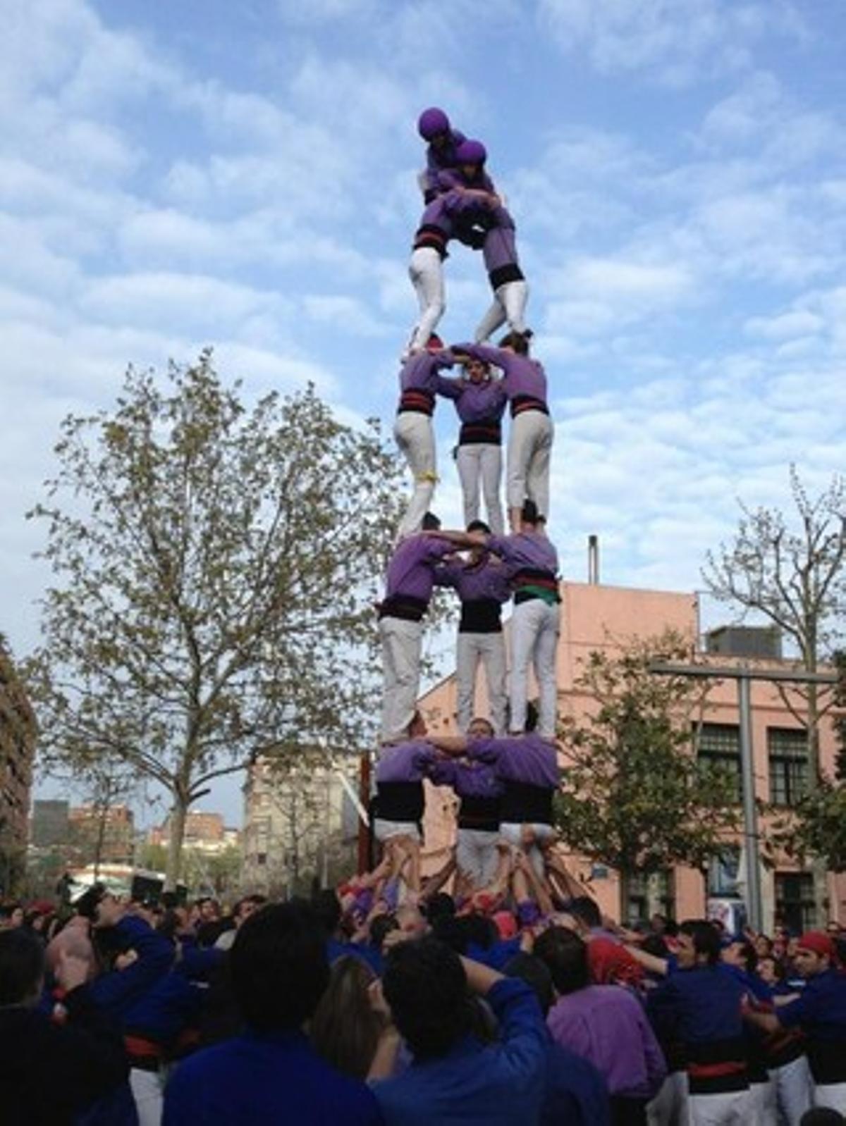 Tres de set dels Castellers de Cornellà, a punt de ser coronat, aquest dissabtem, dia 6, a la ciutat.