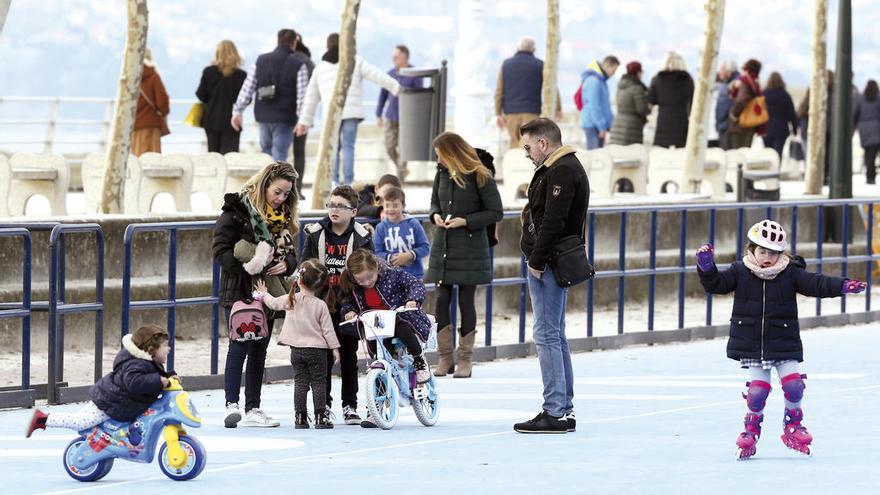 Varios menores disfrutaron de los regalos de los Reyes Magos en la pista de patinaje de Samil. // M.G. Brea