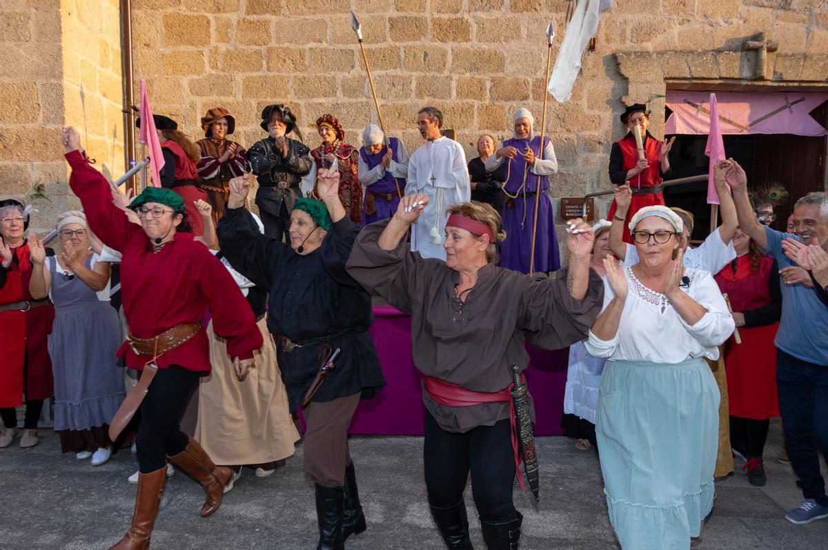 Actores y actrices amateur y profesionales representan la vida y muerte del obispo Acuña dentro del las III Jornadas V Centenario de Juan del Enzina en Fermoselle.
