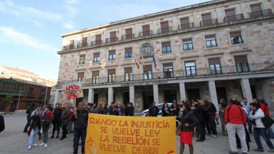 Participantes en la concentración celebrada ayer en la plaza de la Constitución.