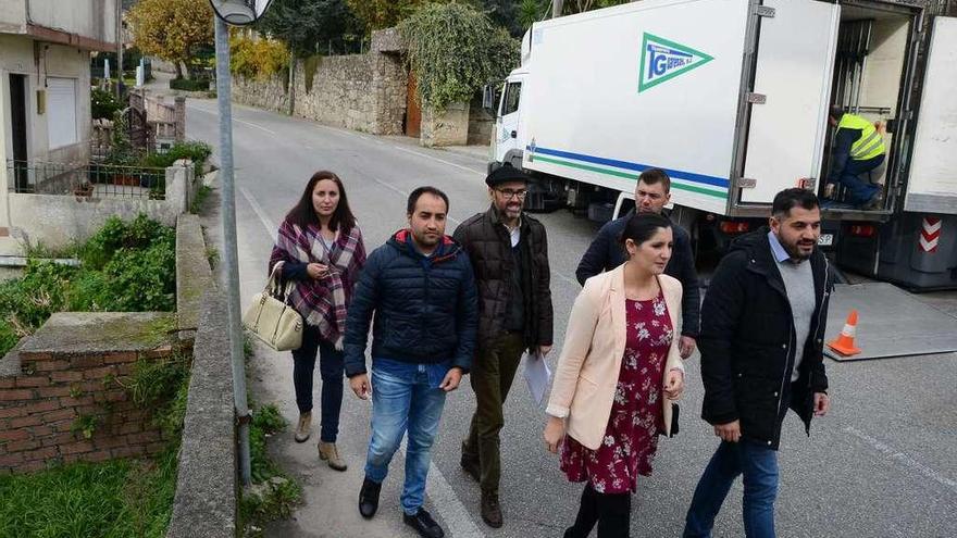 El diputado comprobó, con la alcaldesa y varios ediles, la carencia de espacio para peatones. // G.N.