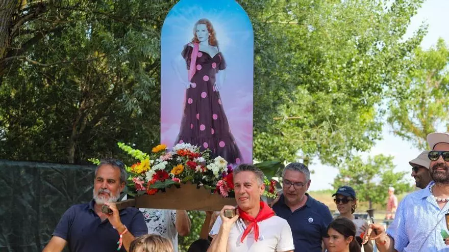 VÍDEO | La romería pop Hurra! celebra la procesión de Rocío Jurado en las aceñas de Cabañales
