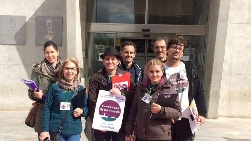 Simpatizantes de Podemos recogen firmas en la puerta de la oficina de empleo.