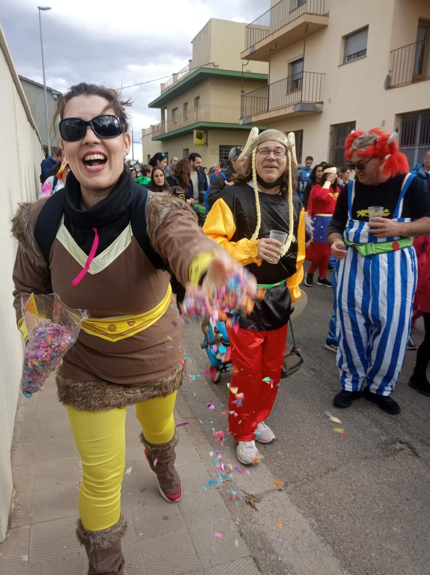 Superherois i superheroïnes prenen els carrers de Vilafant per celebrar Carnaval