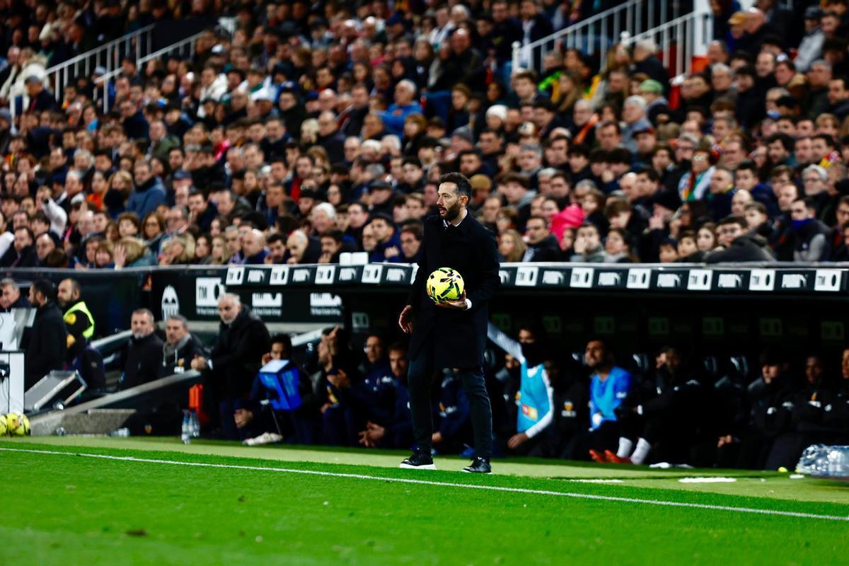 Carlos Corberán, pensativo, en la banda de Mestalla contra el Elche
