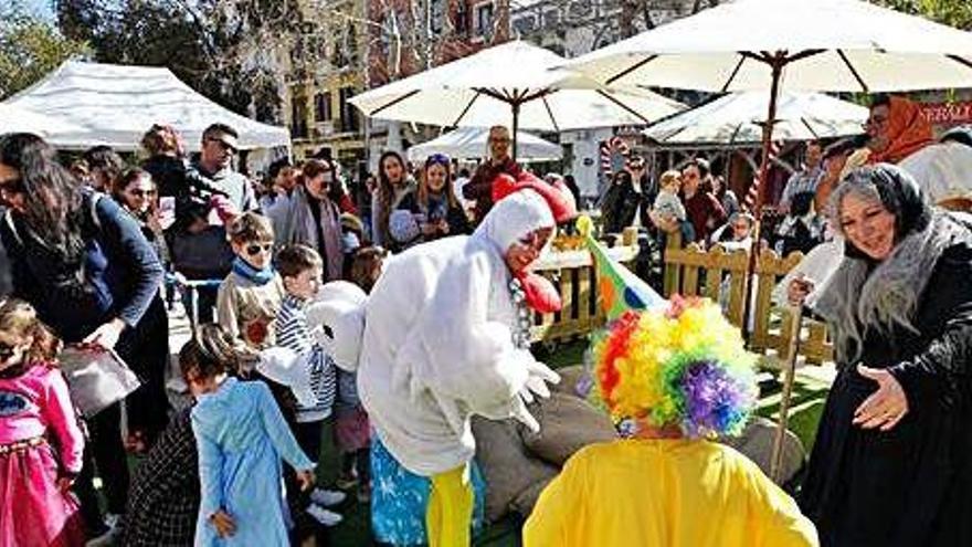 Superheroínas y payasos visitan a la &#039;bruixa&#039;