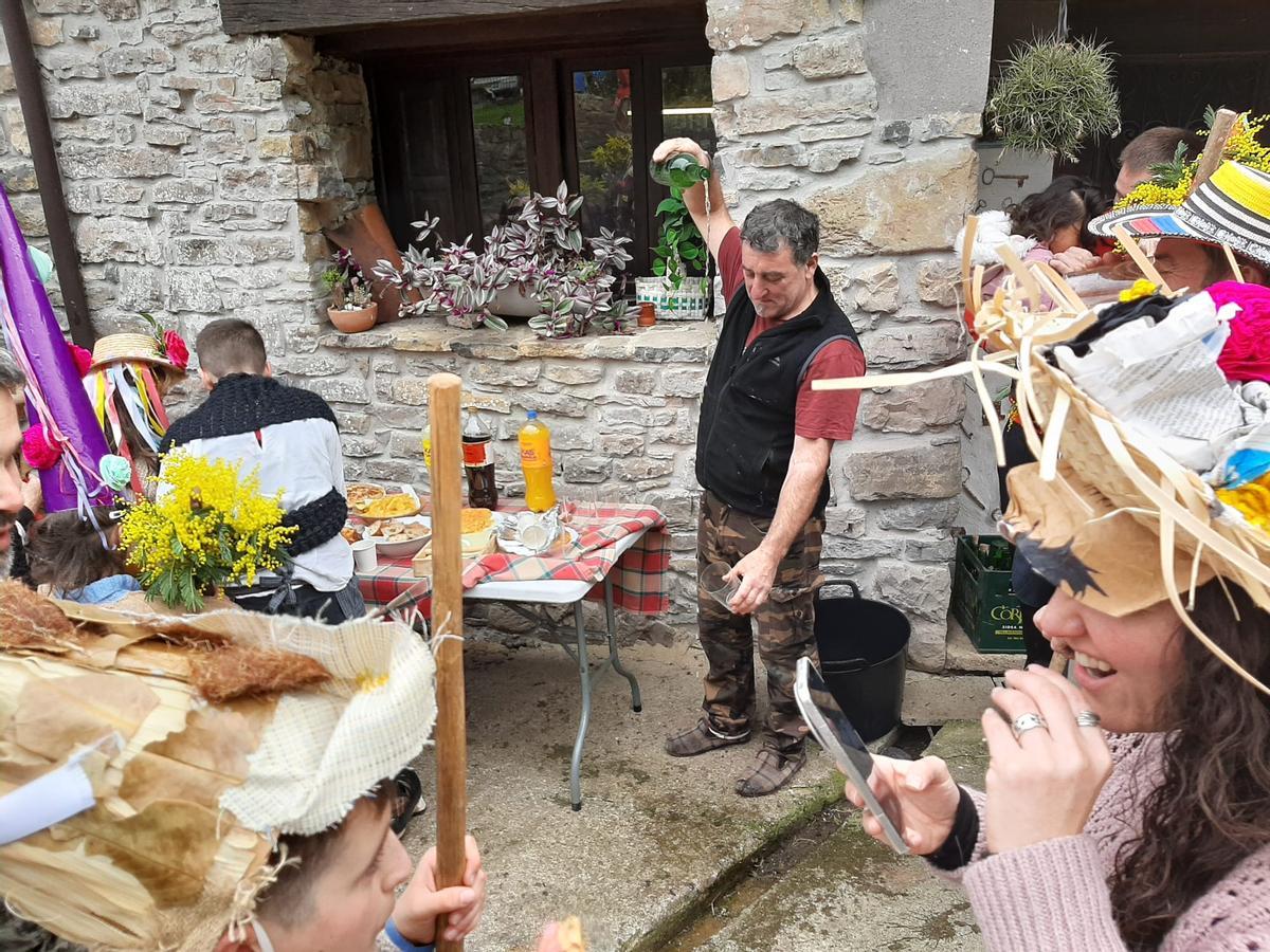 Los Mazacaraos invaden Rozaes para recuperar una tradición que goza de buena salud: el Domingo´l Gordu de la parroquia, en imágenes
