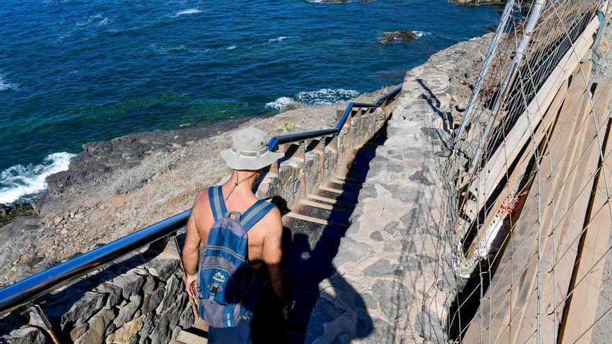 Los bañistas se saltan el cierre de la playa de El Confital