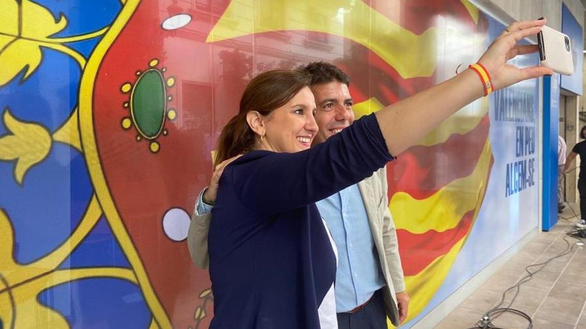 Carlos Mazón y María José Catalá se fotografían ante la sede del PP esta mañana