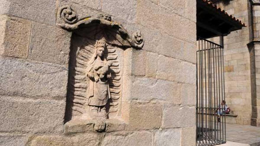 Relieve de la Virgen de Quitapesares en la torre del campanario de la basílica de Santa María.  // G. Santos