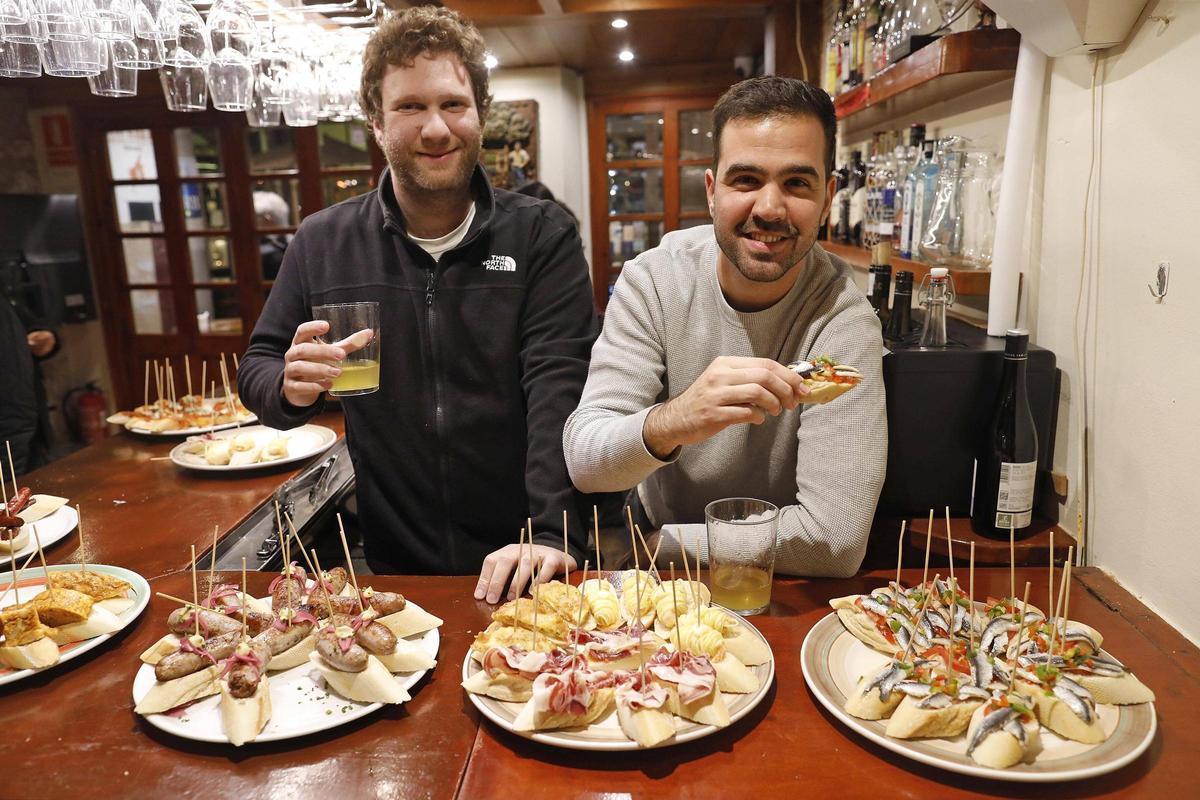 Pep Raurich (esquerra) i Pere Massana, a la barra del Zanpanzar, amb plats de pintxos.