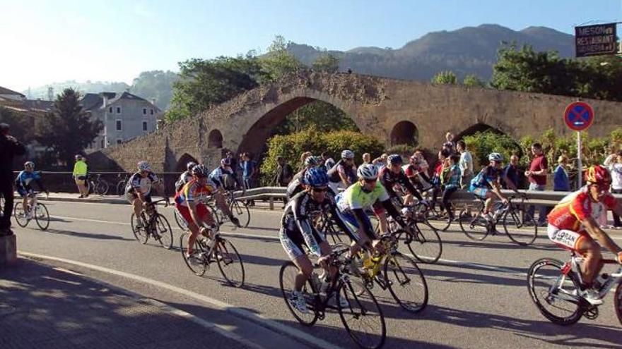 Participantes en la pasada edición de la Clásica cicloturista internacional «Lagos de Covadonga».