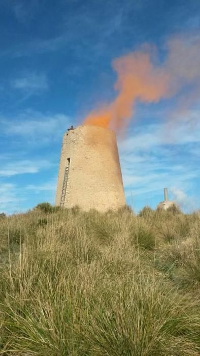 Lichterkette aus Rauch und Feuer um die Insel.