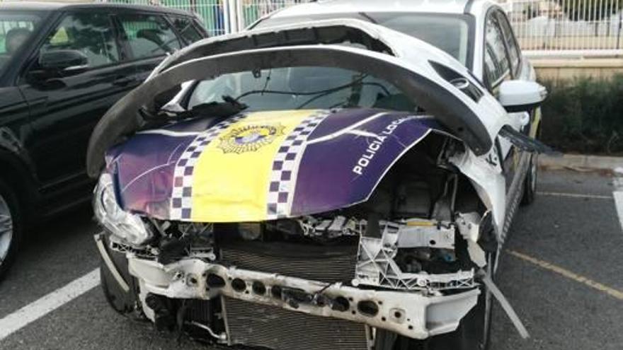 Así quedó el frontal del coche patrulla tras el siniestro.