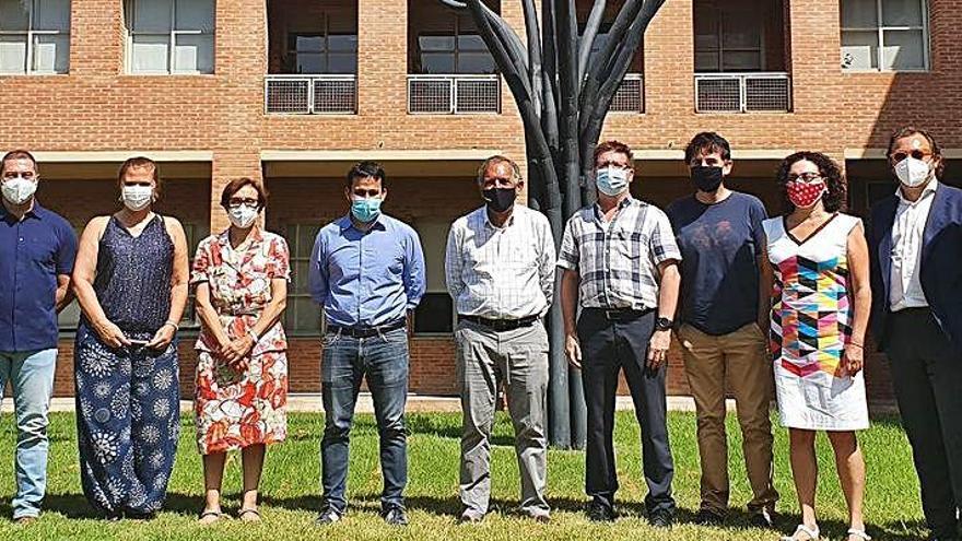 Vicent Marzà y Miguel Soler, en el centro, junto a representantes de los centros y sindicatos.