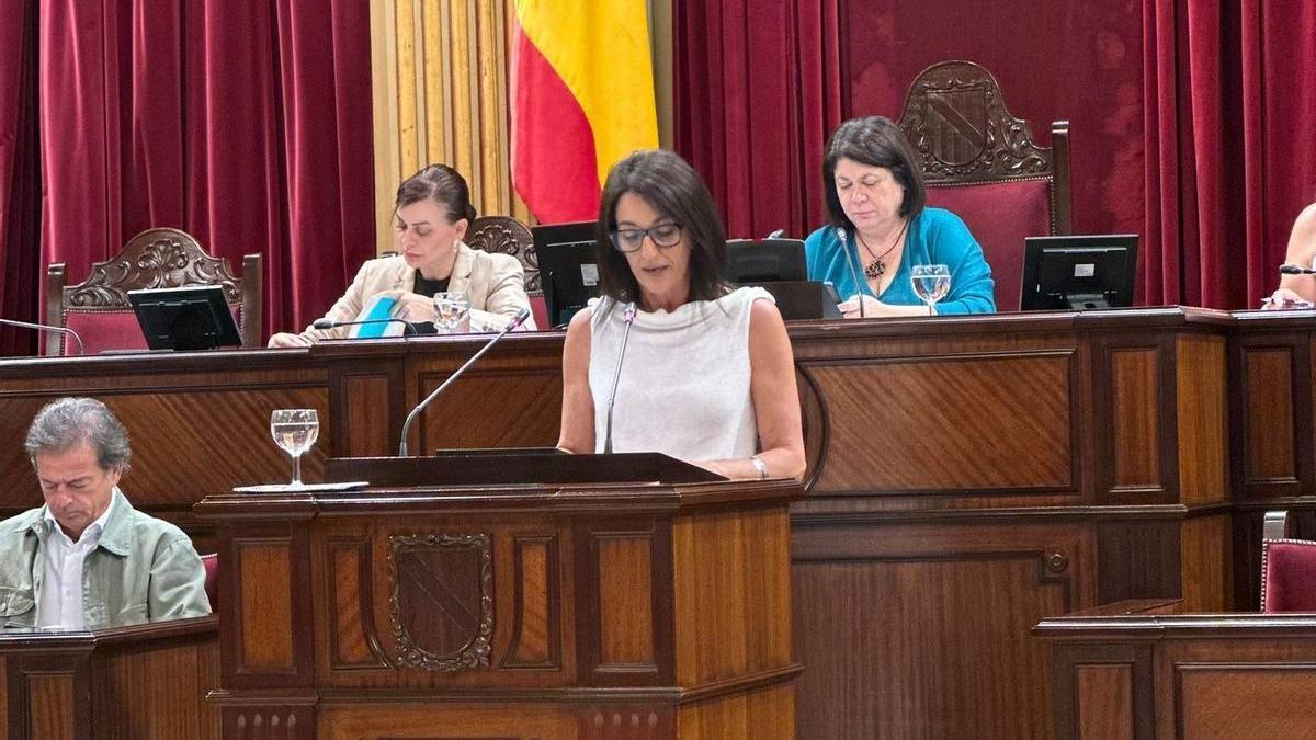 La socialista Ana Juan durante su intervención en el Parlament balear.