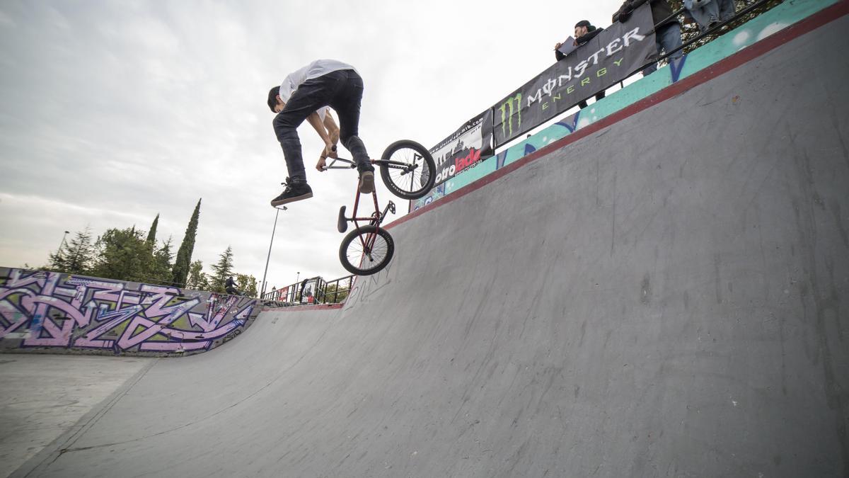 Champi hace una pirueta en el skatepark de Los Castellanos.