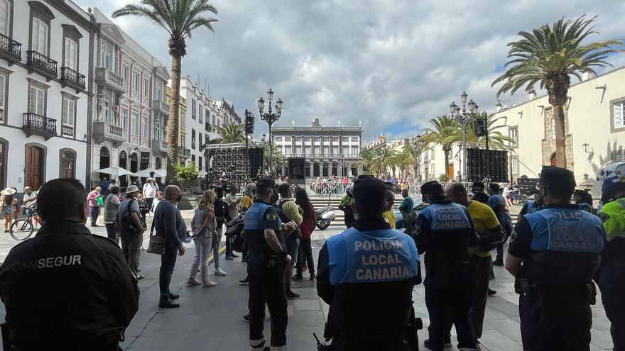 Revuelo en Santa Ana: los gritos de &quot;fariseos&quot; y &quot;libertad para el padre Báez&quot; obligan a intervenir a la Policía Local