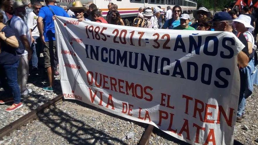 Los zamoranos, con la pancarta reivindicativa sobre la reapertura del tren de la Vía de la Plata.