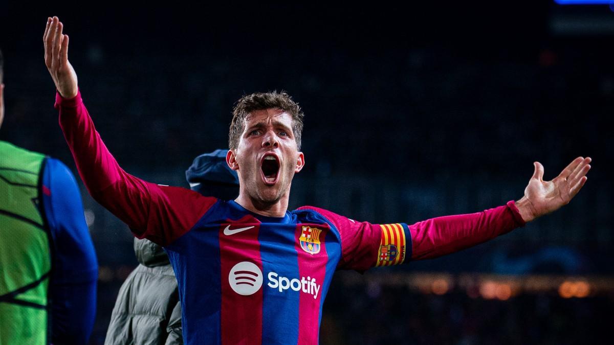 Sergi Roberto celebra el gol de Lewy ante el Nápoles