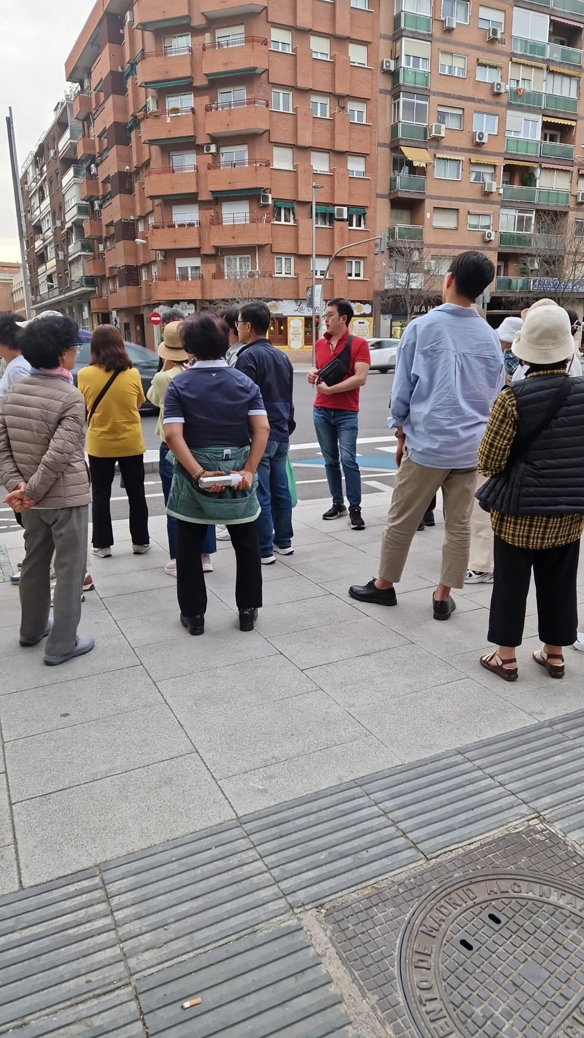 Grupos de turistas coreanos en la calle Doctor Esquedo