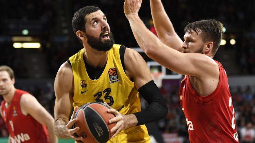 Mirotic, ante Barthel en una acción del partido.