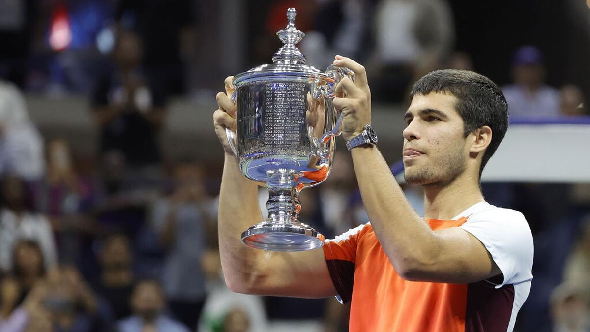 Carlos Alcaraz con el trofeo de campeón del US Open