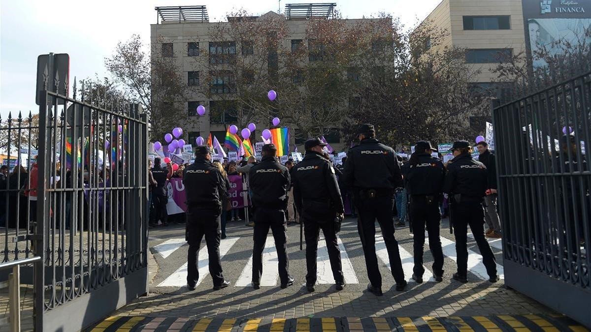 zentauroepp46554962 spanish policemen stand guard as women demonstrate against t190115130058