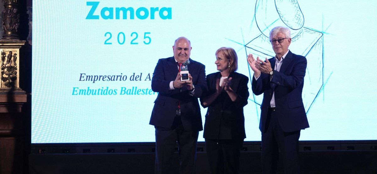 Elier Ballesteros, CEO de Embutidos Ballesteros, Premio Empresario del Año, junto a Leticia García y José María Esbec. | JOSE LUIS FERNÁNDEZ