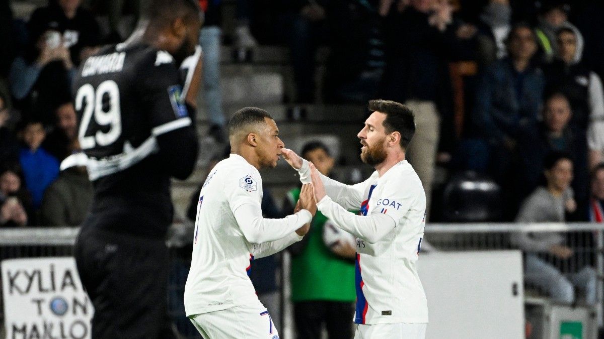 Kylian Mbappe celebra un gol con Leo Messi en el partido entre el Angers y el PSG
