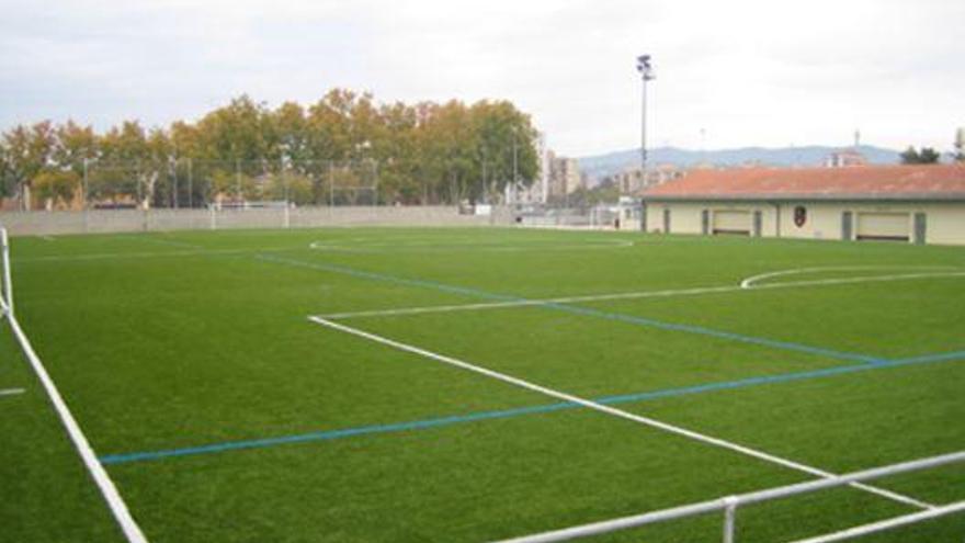 Girona renova la gespa artificial del camp municipal de futbol de Can Gibert