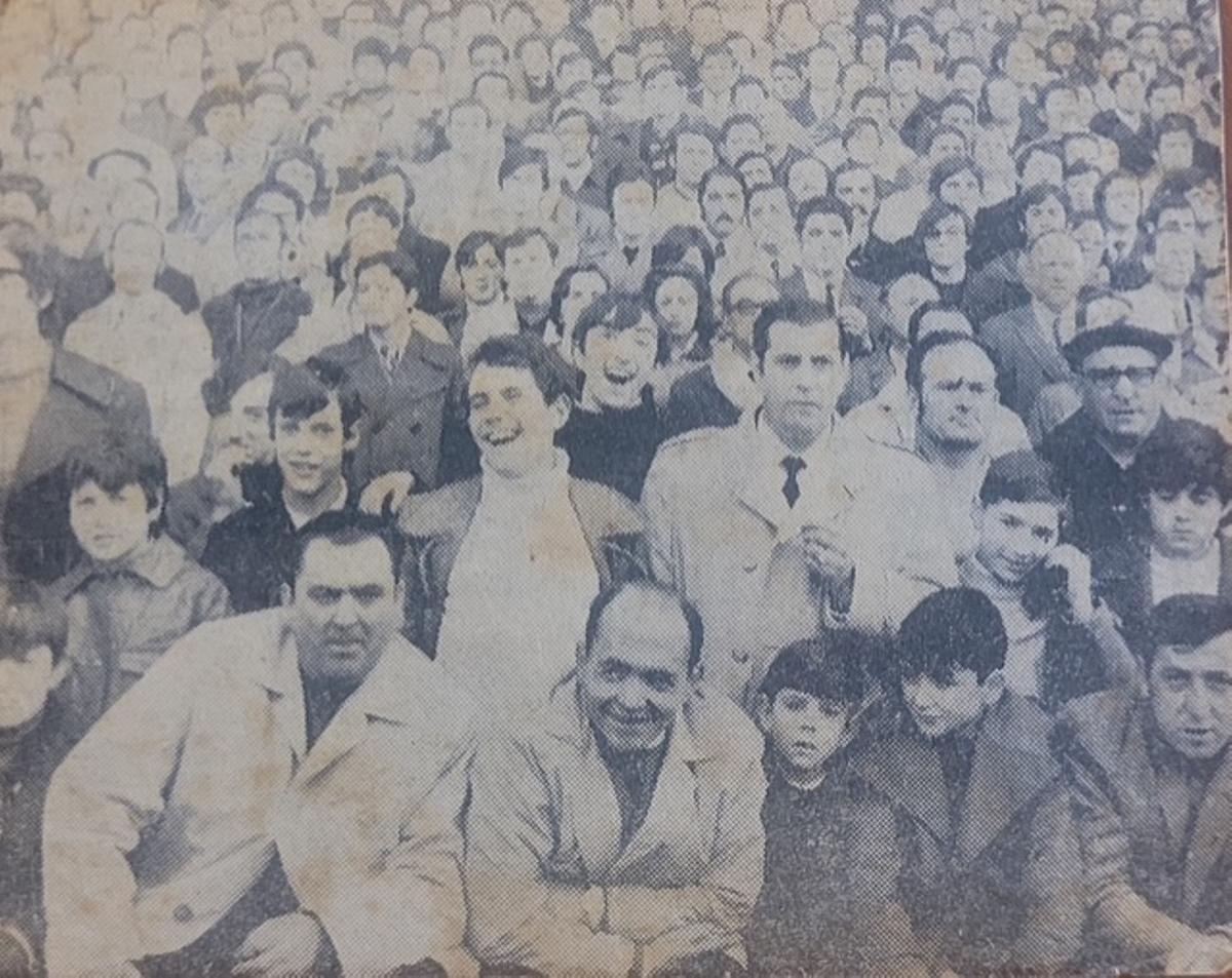 Josín, en primera fila, de brazos cruzados, en los años sesenta en la balaustrada del antiguo Carlos Tartiere en Buenavista.