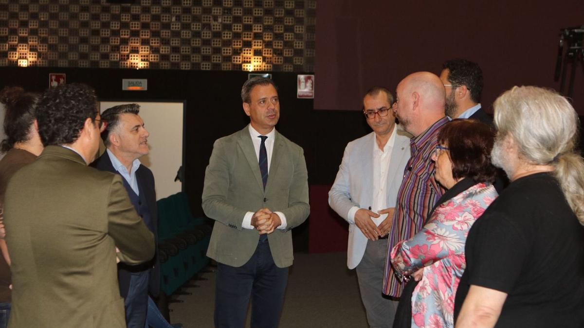 El consejero Marcos Ortuño y el secretario general de la Consejería, Juan Antonio Lorca, conversan con los representantes del sector audiovisual.
